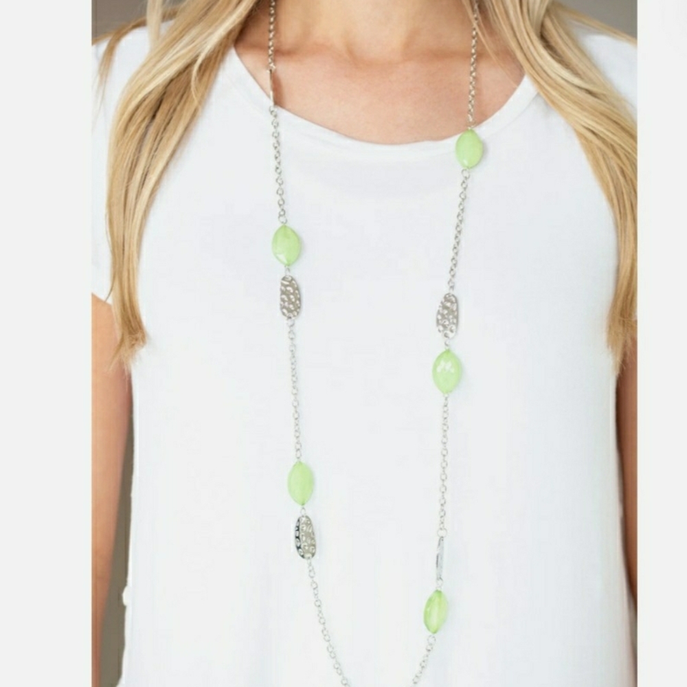 💢5/$10💢Elegant Silver and Green Necklace